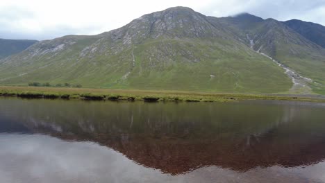 Tive-Lake-In-Glencoe,-Schottland