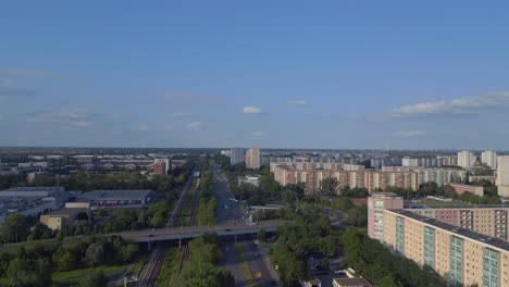 Campo-De-Deportes-Del-Paisaje-Urbano-En-Medio-De-Edificios-De-Gran-Altura