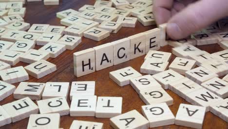 Wort-Gehackt,-Erstellt-Durch-Auflegen-Von-Scrabblesteinen-Auf-Einen-Holztisch