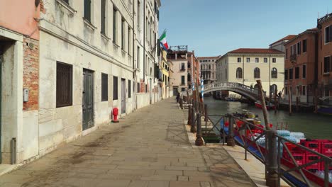 Spaziergang-Am-Wasserkanal-In-Venedig