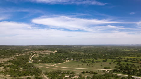 Hyperlapse-Eines-Klaren-Tages-über-Sanften-Grünen-Hügeln-Im-Texas-Hill-Country