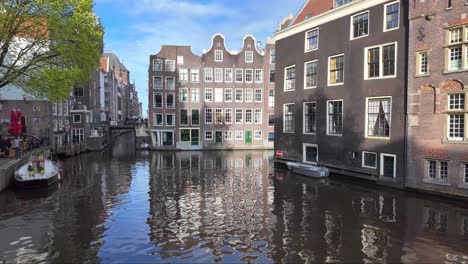 Canal-Tranquilo-En-Ámsterdam,-Países-Bajos.