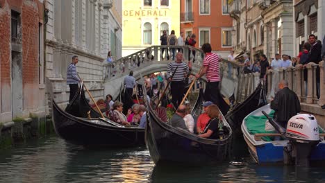 Eine-Gruppe-Von-Gondolieri-Mit-Gondeln-Wartet-Darauf,-Dass-Sie-An-Der-Reihe-Sind,-Durch-Den-Kanal-In-Venedig-Zu-Fahren.