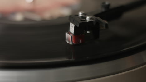 Un-Primer-Plano-Extremo-De-Un-Lápiz-Tocando,-En-Un-Tocadiscos-Antiguo,-Un-Tocadiscos