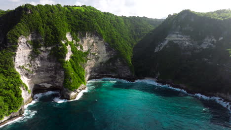 Paisaje-Pintoresco-E-Impresionante,-Ubicación-En-La-Playa-De-Nusa-Penida,-Aéreo