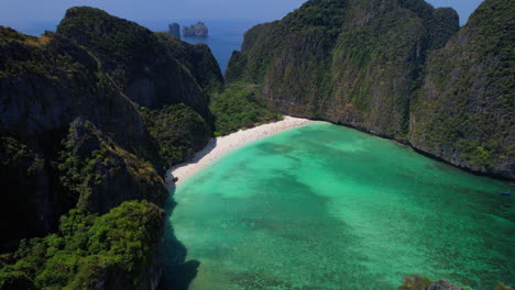 Turquoise-water-beach-of-Maya-Bay-in-exotic-Thailand