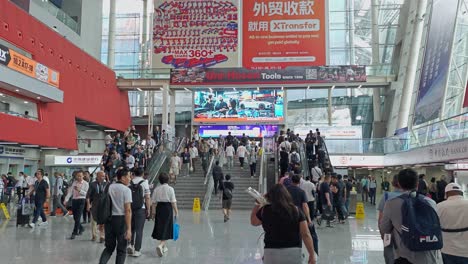 Riesige-Halle-Der-Canton-Fair-Exhibition-Expo-Mit-Zahlreichen-Ausländischen-Käufern,-Die-Die-Messe-Besuchen