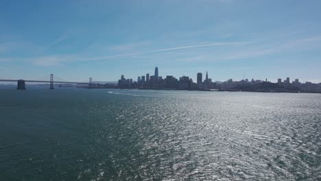 Tiefflug-über-Der-Bucht-Von-San-Francisco,-Drohnenaufnahme-Der-Innenstadt-Von-San-Francisco