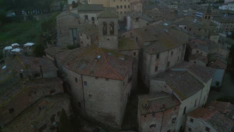 Anghiari-En-La-Provincia-De-Arezzo-Al-Atardecer:-Perspectivas-Aéreas-De-Toscana,-Italia