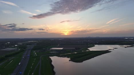 Carreteras-Costeras-Escénicas-Durante-La-Puesta-De-Sol-En-Hendrik-ido-ambacht-En-El-Oeste-De-Holanda