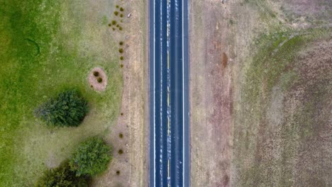 Zeitraffer-Einer-Landstraße-Mit-Wenig-Verkehr,-Blick-Geradeaus-Nach-Unten