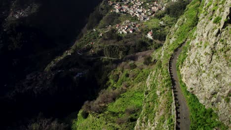 Imágenes-Aéreas-De-Una-Carretera-De-Montaña-Abandonada,-Casco-Antiguo-En-El-Valle,-Montañas-Empinadas