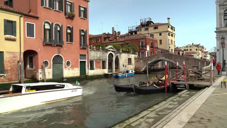 Lancha-Blanca-Navega-Por-Muchos-Canales-De-Agua-De-Venecia