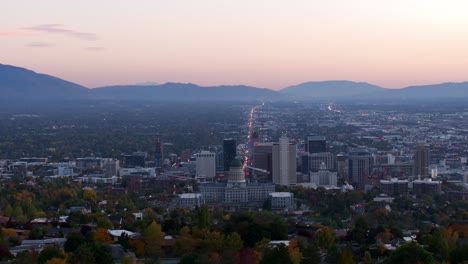 Utah-State-Capitol-Complex-and-cityscape-at-twilight,-Salt-Lake-City-in-Utah,-USA