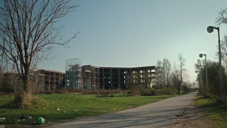 Edificio-De-Instalaciones-Médicas-Abandonado-En-Un-Día-Soleado,-Zagreb,-Croacia