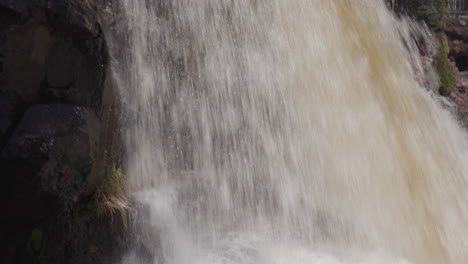 -Primer-Plano-De-Una-Cascada-Precipitada-Sobre-Un-Acantilado-Rocoso