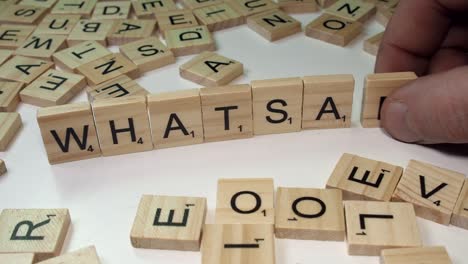 Das-Social-Media-Wort-„WhatsApp“-Besteht-Aus-Scrabble-Buchstabensteinen