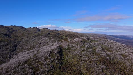 Vista-Aérea-Del-Monte-Kosciuszko-En-La-Cordillera-Principal-De-Las-Montañas-Nevadas-En-El-Parque-Nacional-Kosciuszko,-Nueva-Gales-Del-Sur,-Australia