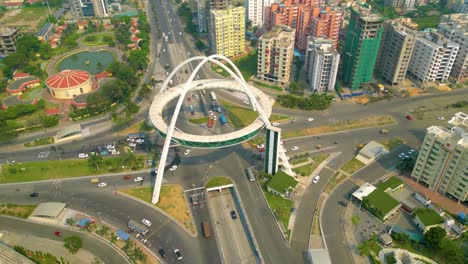 Vista-Aérea-De-La-Puerta-Biswa-Bangla-O-La-Puerta-De-Kolkata-En-La-Arteria-Principal