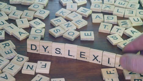 Scrabble-Letras-Azulejos-En-El-Borde-Forman-La-Palabra-Dislexia-En-La-Mesa-De-Madera