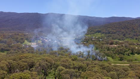 Toma-De-Humo-De-Un-Dron-Saliendo-De-Algo-Que-Se-Quema-En-El-Bosque-De-Crackenback,-Nueva-Gales-Del-Sur,-Australia