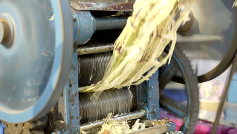 Sugarcane-juicer-,-Street-juice-shop-in-rural-India-making-sugarcane-juice