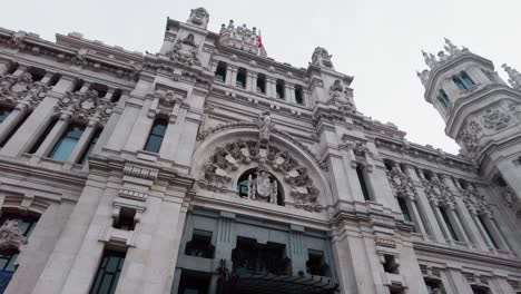 Nahaufnahme-Der-Fassade-Des-Berühmten-Cybele-Palastes-Im-Stadtzentrum-Von-Madrid,-Spanien