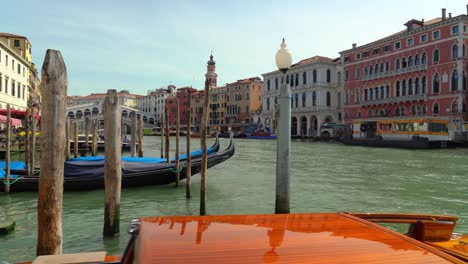 Italienischer-Mann-Segelt-Von-Seinem-Parkplatz-Im-Canale-Grande-In-Venedig-Mit-Seinem-Hölzernen-Schnellboot