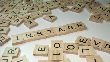 Palabra-Social-Instagram-Formada-A-Partir-De-Azulejos-De-Scrabble-Sobre-Una-Mesa-Blanca