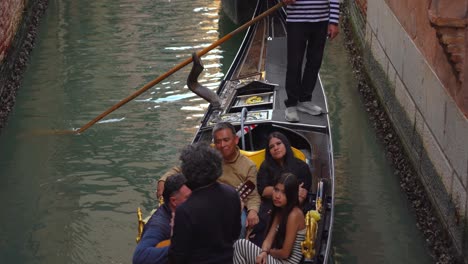 Italienische-Sängerin-In-Gondel-Singt-Für-Eine-Familie-In-Venedig