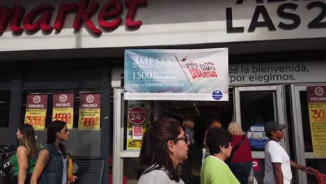 Eingangsschuss-Eines-Städtischen-Carrefour-Supermarkts-In-Lebhaften-Südamerikanischen-Straßenleuten