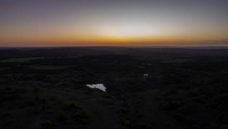 Hiperlapso-De-Una-Hermosa-Puesta-De-Sol-Sobre-Colinas-En-La-Región-Montañosa-De-Texas-Cerca-De-Fredericksburg,-Texas