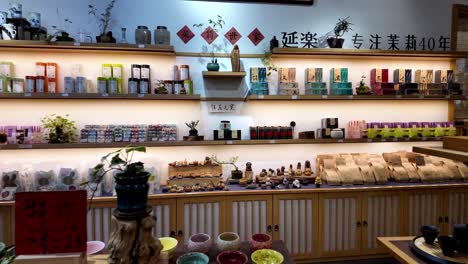 Ingrese-A-Una-Moderna-Tienda-De-Té,-Que-Exhibe-Una-Variedad-De-Tés-Y-Accesorios-Para-El-Té,-Que-Combinan-La-Tradición-Con-Un-Estilo-Moderno.