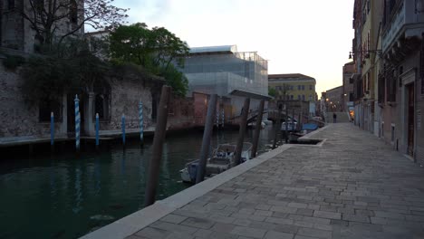 Friedlicher-Und-Ruhiger-Abend-In-Venedig-In-Der-Nähe-Von-Wasserkanälen