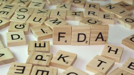 Abkürzung-Für-US-Regierungsbehörde-FDA,-Gebildet-Mithilfe-Von-Scrabble-Buchstabensteinen-Im-Spiel