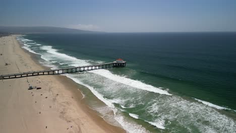 Drohnenvideo-Vom-Manhattan-Beach-Pier-In-Los-Angeles,-Kalifornien-An-Einem-Strahlend-Sonnigen-Tag