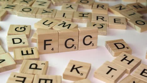 Acrónimo-De-La-Agencia-Del-Gobierno-Estadounidense-Fcc-Formado-Usando-Fichas-De-Letras-Scrabble-En-La-Mesa