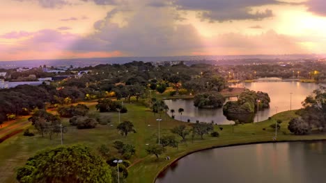 Puesta-De-Sol-Sobre-El-Parque-De-La-Ciudad-De-Brasilia-Con-Exuberante-Vegetación-Y-Lago