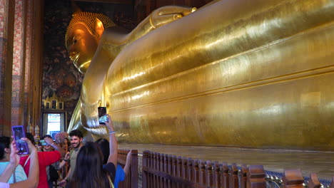 Touristen-Machen-Fotos-Vom-Liegenden-Buddha-Im-Wat-Pho-Tempel
