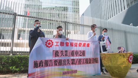 Los-Manifestantes-Sostienen-Una-Pancarta-Frente-Al-Edificio-De-La-Sede-Del-Gobierno-De-Hong-Kong-Y-Al-Edificio-Del-Consejo-Legislativo-En-Hong-Kong.