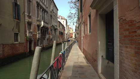 Paso-Estrecho-Cerca-Del-Canal-De-Agua-En-Venecia.