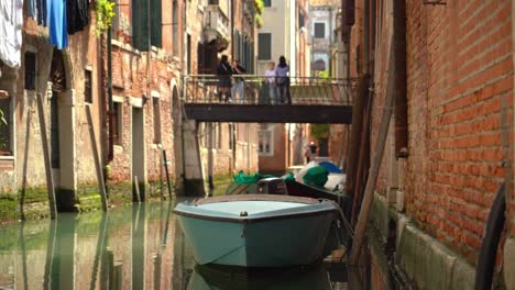 Barco-Azul-Estacionado-En-El-Canal-De-Agua-En-Venecia.