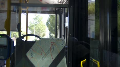 Sicht-Eines-Buspassagiers,-Athen,-Griechisches-Verkehrssystem,-Zeitlupe-100 fps