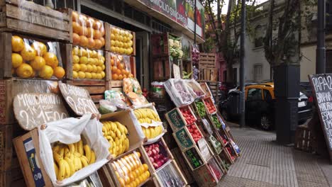 Gemüse--Und-Obstladen,-Aufnahme-Eines-Bunten-Regals-Auf-Dem-Argentinischen-Markt,-Straßen-Der-Stadt-Buenos-Aires,-Verkehr-Im-Hintergrund