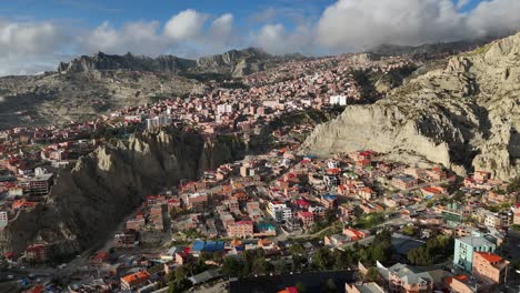 Drohnen-Luftaufnahme-Der-Hauptstadt-La-Paz-In-Bolivien,-Südamerika