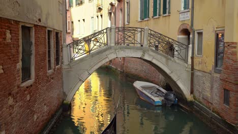 Gondoliere-Mit-Gondel-Fährt-Ein-älteres-Ehepaar-In-Einem-Der-Vielen-Wasserkanäle-In-Venedig