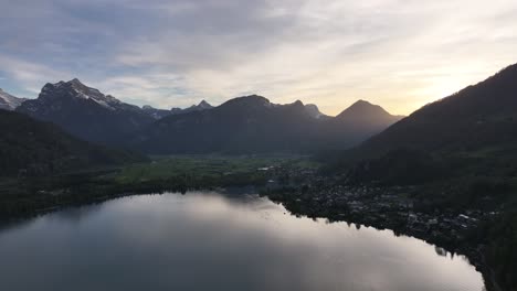 Abrazo-Crepuscular-En-El-Lago-Walensee,-Alpes-Suizos---Antena