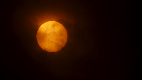 Nubes-Muy-Pesadas-Delante-Del-Sol,-De-Cerca,-Manchas-Solares-Visibles.