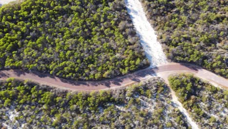 Avión-Teledirigido-Sobre-Una-Pista-De-Atletismo-Con-Fauna-Australiana-A-Su-Alrededor.