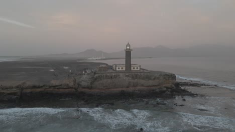 Erleben-Sie-Aus-Der-Faszinierenden-Vogelperspektive-Einen-Leuchtturm-Auf-Einer-Klippe